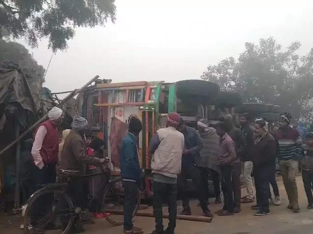 Farrukhabad: सड़क पर पलटे ट्रक ने मचाई ठेले वालों की मुश्किलें Farrukhabad: सड़क पर पलटे ट्रक ने मचाई ठेले वालों की मुश्किलें