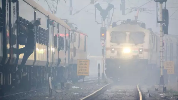 Farrukhabad: कड़ाके की ठंड और धीमी ट्रेनें, यात्रियों में नाराजगी Farrukhabad: कड़ाके की ठंड और धीमी ट्रेनें, यात्रियों में नाराजगी