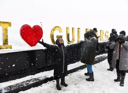 नए साल की रौनक: कश्मीर पहुंचे सैलानी, Gulmarg के होटल फुल नए साल की रौनक: कश्मीर पहुंचे सैलानी, Gulmarg के होटल फुल