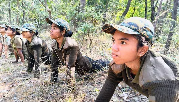 Debrigarh की रखवाली, खुद को सशक्त बनाना, अंजलि टोपनो को जंगल और वन्यजीवों की रक्षा करने पर गर्व है Debrigarh की रखवाली, खुद को सशक्त बनाना, अंजलि टोपनो को जंगल और वन्यजीवों की रक्षा करने पर गर्व है