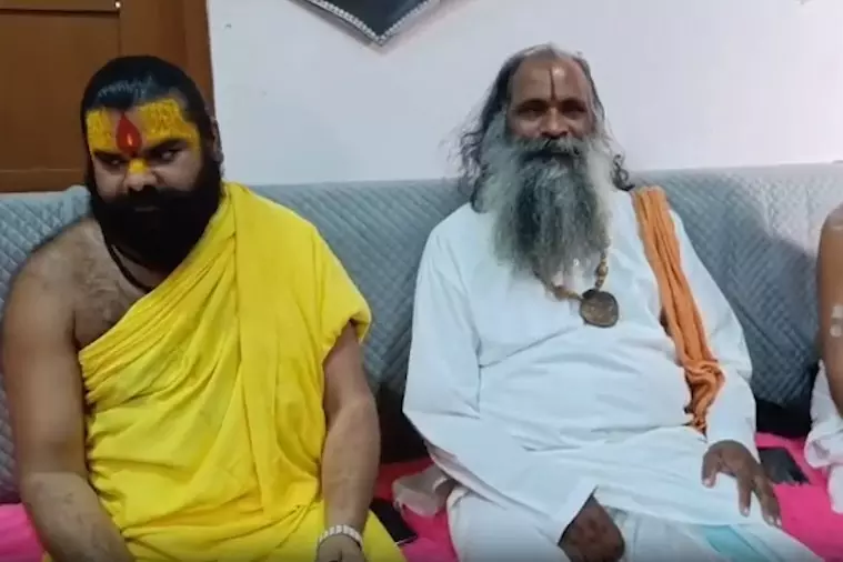 Ujjain के साधुओं ने बांग्लादेशी खिलाड़ी को लेकर IPL मैच में रुकावट डालने की धमकी दी Ujjain के साधुओं ने बांग्लादेशी खिलाड़ी को लेकर IPL मैच में रुकावट डालने की धमकी दी