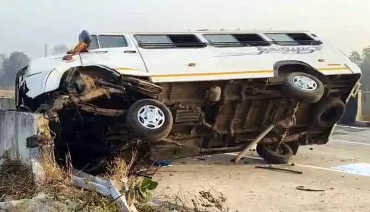 Sambalpur में टूरिस्ट बस खंभे से टकराई, 15 घायल Sambalpur में टूरिस्ट बस खंभे से टकराई, 15 घायल