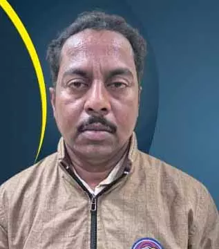 Malkangiri के जूनियर इंजीनियर को आय से ज़्यादा संपत्ति जमा करने के आरोप में गिरफ़्तार Malkangiri के जूनियर इंजीनियर को आय से ज़्यादा संपत्ति जमा करने के आरोप में गिरफ़्तार