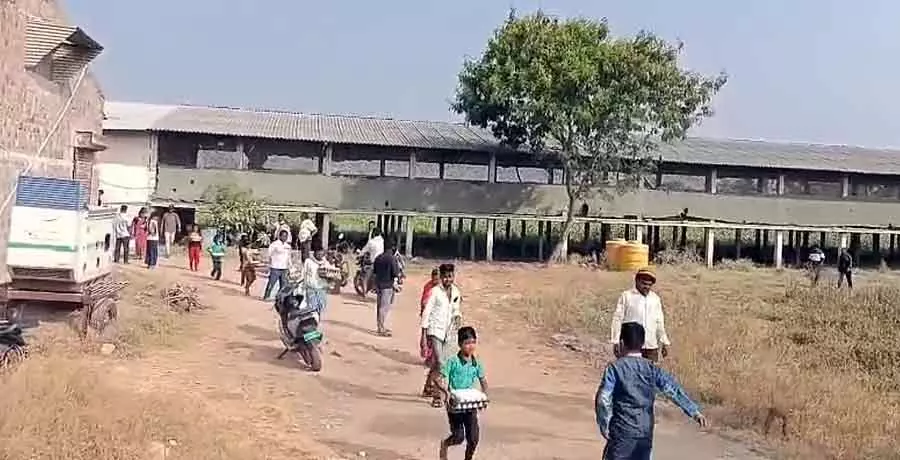 Gajendragarh फार्म से बदबू: मुर्गियों और अंडों को ले जाने पर गुस्सा Gajendragarh फार्म से बदबू: मुर्गियों और अंडों को ले जाने पर गुस्सा