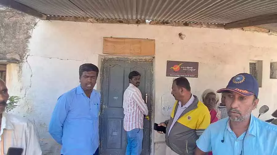 Gauribidanur : हलगानहल्ली पोस्ट ऑफिस पर घेराबंदी Gauribidanur : हलगानहल्ली पोस्ट ऑफिस पर घेराबंदी