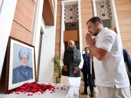 सीडब्ल्यूसी की बैठक से पहले राहुल गांधी ने मनमोहन सिंह को किया याद सीडब्ल्यूसी की बैठक से पहले राहुल गांधी ने मनमोहन सिंह को किया याद
