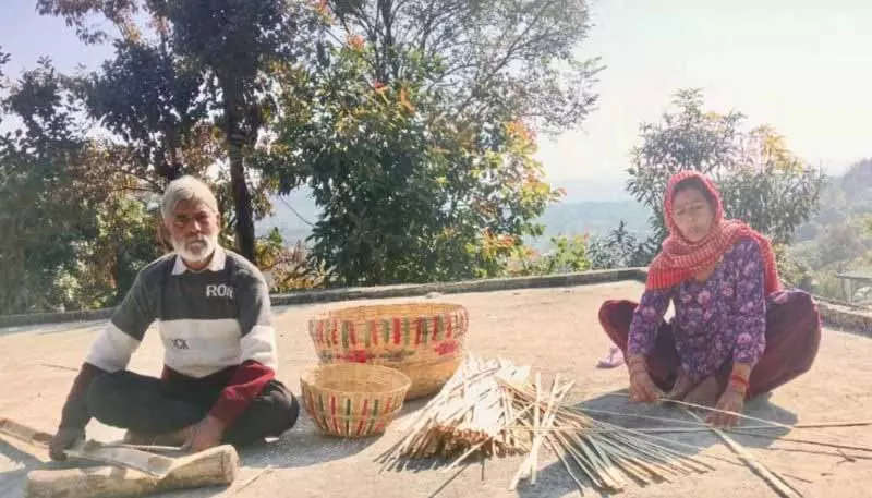 Nagrota के इस दंपति ने कांगड़ा के लुप्त होते बांस शिल्प को जीवित रखा Nagrota के इस दंपति ने कांगड़ा के लुप्त होते बांस शिल्प को जीवित रखा