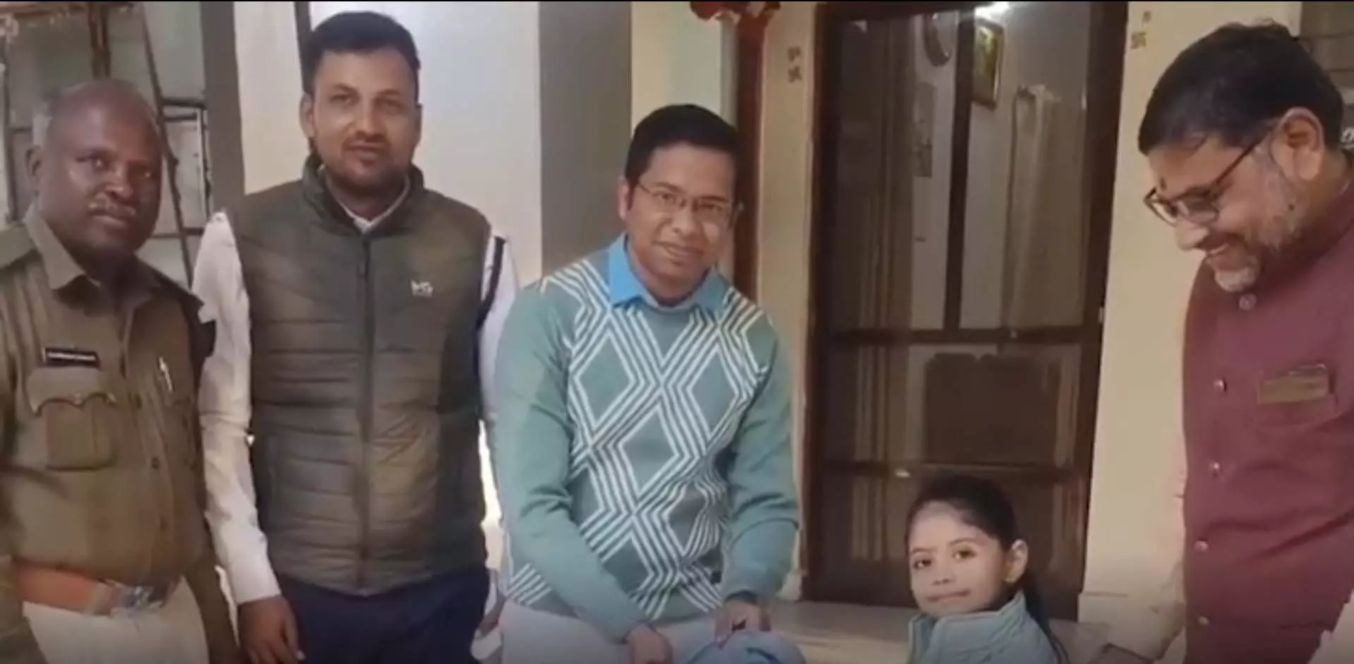रोचक मामला: पुलिस ने मासूम की खुशियां लौटा दीं, ऑटो में भूली थी स्कूल बैग रोचक मामला: पुलिस ने मासूम की खुशियां लौटा दीं, ऑटो में भूली थी स्कूल बैग