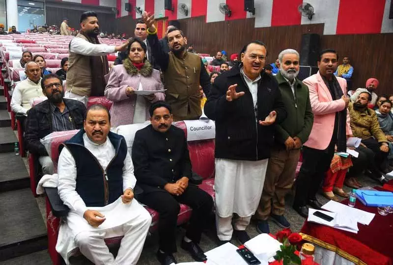 MC हाउस की हंगामेदार मीटिंग में सभी 33 प्रस्ताव पास हुए MC हाउस की हंगामेदार मीटिंग में सभी 33 प्रस्ताव पास हुए