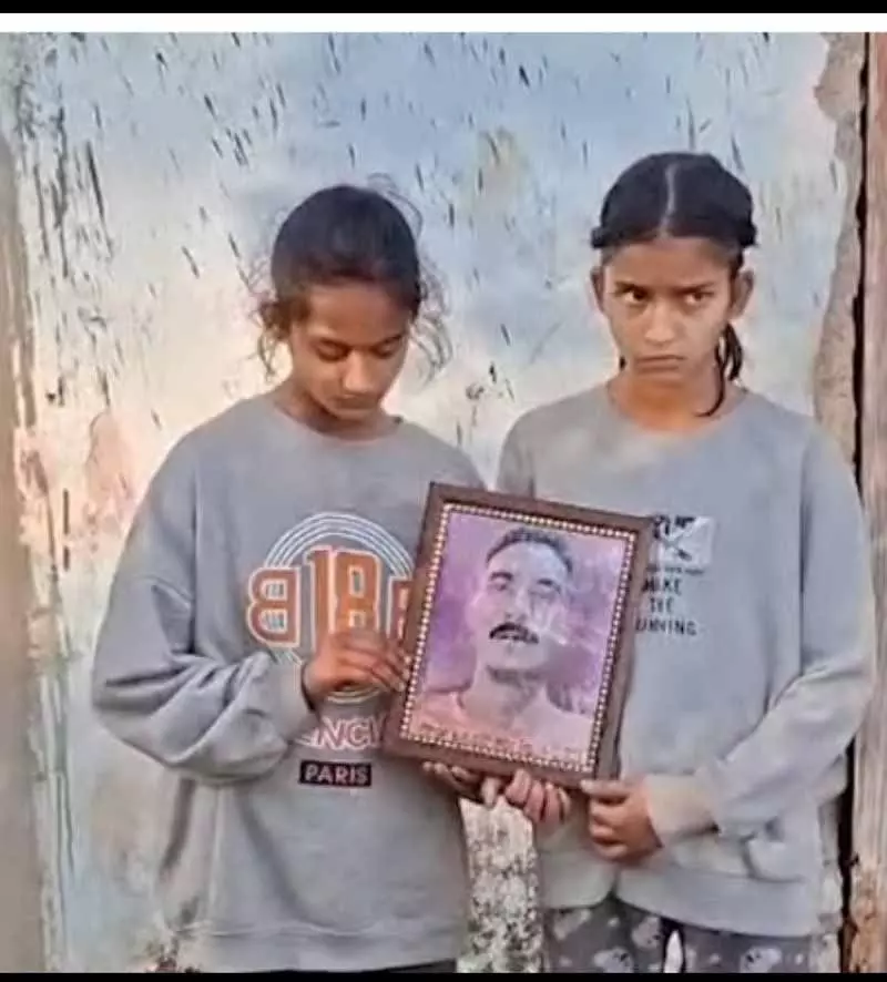 Himachal: पिता की मौत के बाद बेबस दो नाबालिग बहनों ने सरकार से मदद मांगी Himachal: पिता की मौत के बाद बेबस दो नाबालिग बहनों ने सरकार से मदद मांगी