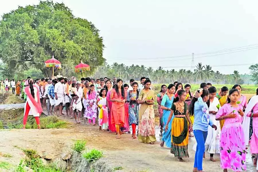 Kavila : पालकी उत्सव में महिलाएं और बच्चे जश्न मनाते हुए Kavila : पालकी उत्सव में महिलाएं और बच्चे जश्न मनाते हुए