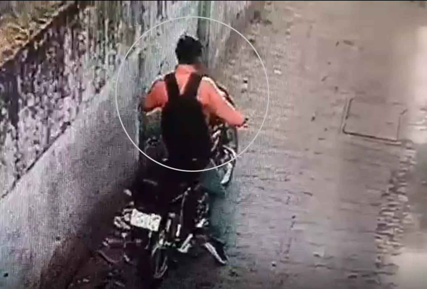 सावधान! महज 3 सेकंड में उड़ा ले गया बाइक, CCTV में कैद हुई चोरी की LIVE वारदात सावधान! महज 3 सेकंड में उड़ा ले गया बाइक, CCTV में कैद हुई चोरी की LIVE वारदात