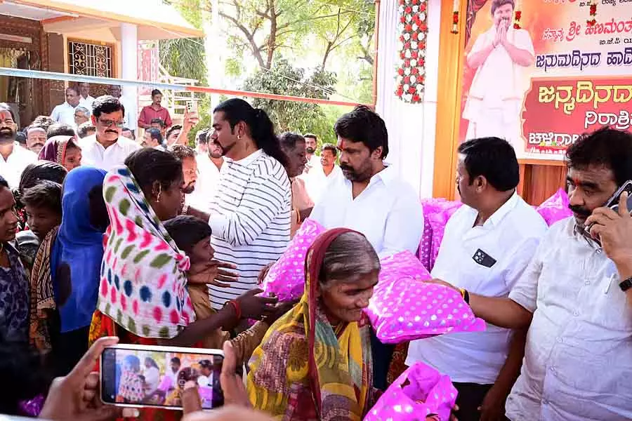 Hunasagi : गरीबों को कंबल बांटे गए Hunasagi : गरीबों को कंबल बांटे गए