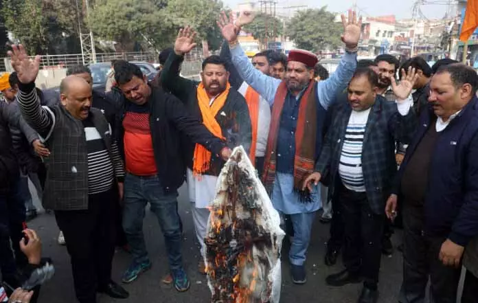 बांग्लादेशियों और रोहिंग्याओं को वापस भेजने के लिए RHS का विरोध प्रदर्शन बांग्लादेशियों और रोहिंग्याओं को वापस भेजने के लिए RHS का विरोध प्रदर्शन