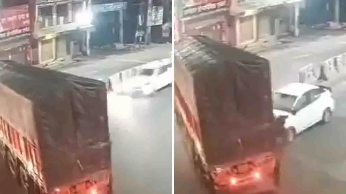 Muzaffarnagar के महावीर चौक पर तेज रफ्तार कार ट्रक से टकरा गई Muzaffarnagar के महावीर चौक पर तेज रफ्तार कार ट्रक से टकरा गई
