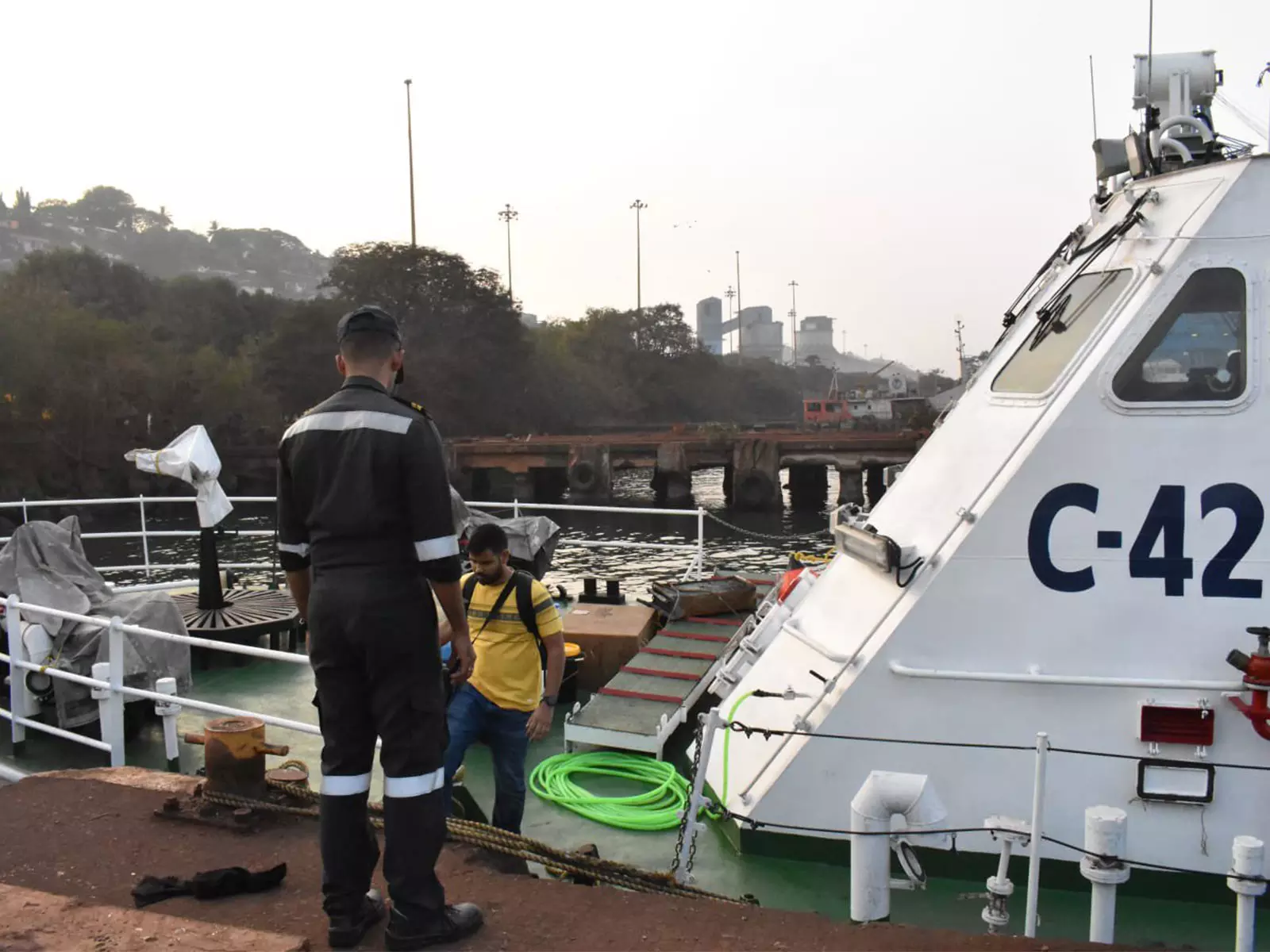 भारतीय तटरक्षक बल ने Goa coast के पास ब्रिटेन के जहाज से नाविक को बचाया भारतीय तटरक्षक बल ने Goa coast के पास ब्रिटेन के जहाज से नाविक को बचाया