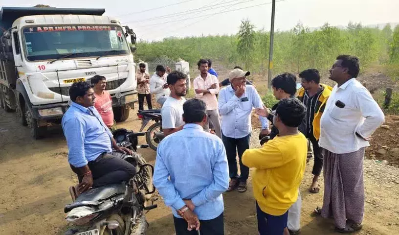 Rompimalla में नियमों का उल्लंघन कर मिट्टी की खुदाई Rompimalla में नियमों का उल्लंघन कर मिट्टी की खुदाई