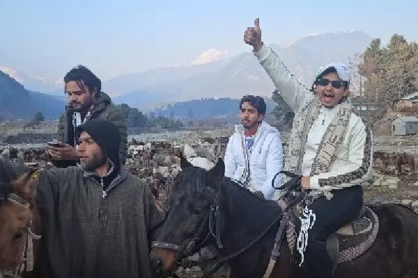 नए साल के जश्न से पहले पहलगाम में टूरिस्टों की भीड़ नए साल के जश्न से पहले पहलगाम में टूरिस्टों की भीड़