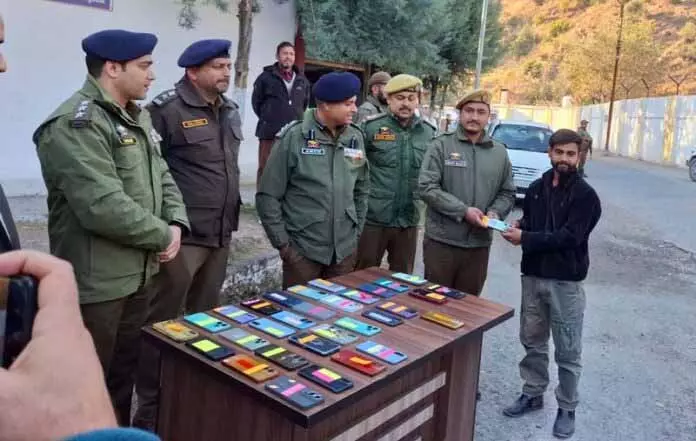 Police ने 7 लाख रुपये कीमत के 45 खोए हुए सेल फोन बरामद किए Police ने 7 लाख रुपये कीमत के 45 खोए हुए सेल फोन बरामद किए