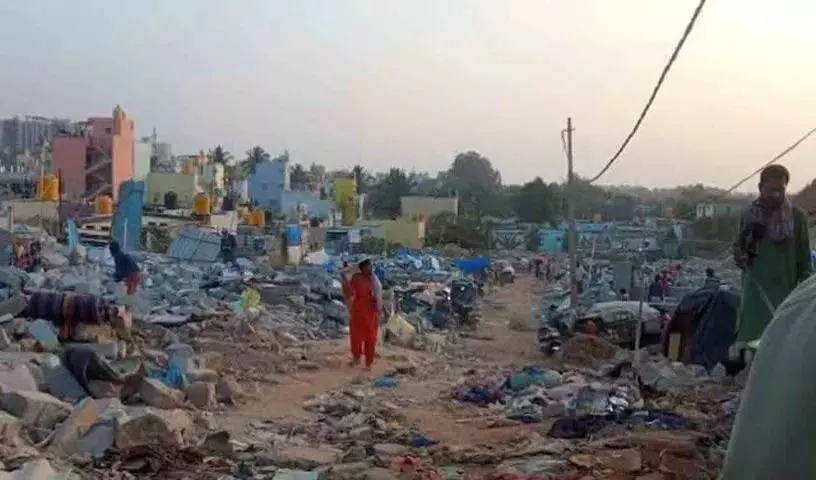 Karnataka में बुलडोजर से हुई तोड़फोड़ में 400 मुसलमान बेघर हो गए Karnataka में बुलडोजर से हुई तोड़फोड़ में 400 मुसलमान बेघर हो गए