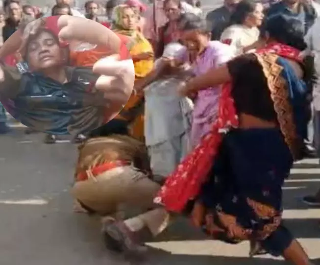 बेहोश होते तक महिला टीआई को महिलाओं ने पीटा, आक्रोश में लातों की बारिश बेहोश होते तक महिला टीआई को महिलाओं ने पीटा, आक्रोश में लातों की बारिश