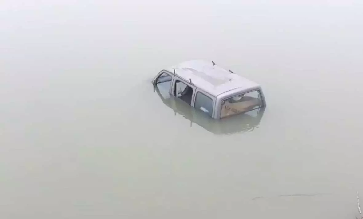 कोहरे का कहर! नदी में गिरी कार, साधुओं ने ऐसे बचाई 4 जिंदगियां... कोहरे का कहर! नदी में गिरी कार, साधुओं ने ऐसे बचाई 4 जिंदगियां...