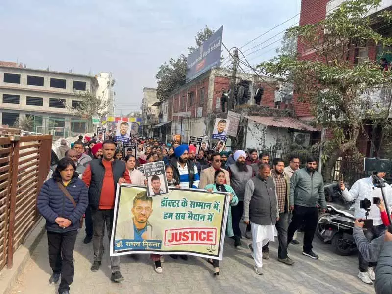 पांवटा साहिब में बाजार आंशिक रूप से बंद, प्रदर्शनकारी IGMC डॉक्टर की बहाली की मांग कर रहे पांवटा साहिब में बाजार आंशिक रूप से बंद, प्रदर्शनकारी IGMC डॉक्टर की बहाली की मांग कर रहे