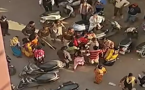 रायपुर कोर्ट परिसर में महिलाओं के बीच जमकर मारपीट रायपुर कोर्ट परिसर में महिलाओं के बीच जमकर मारपीट