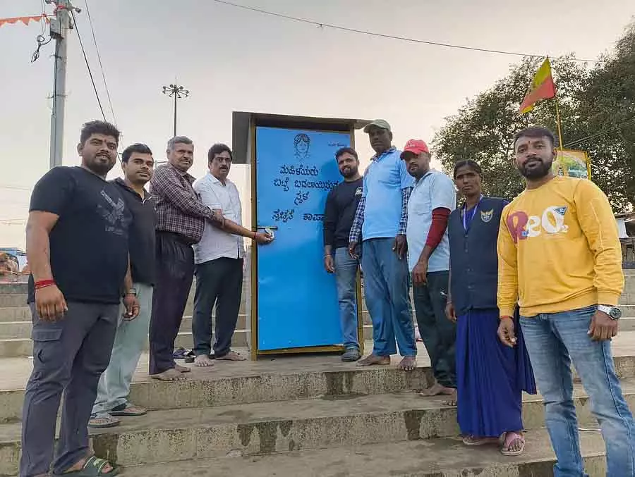 Kapila नदी के किनारे नहाने की जगह पर एक मोबाइल बूथ लगाया Kapila नदी के किनारे नहाने की जगह पर एक मोबाइल बूथ लगाया