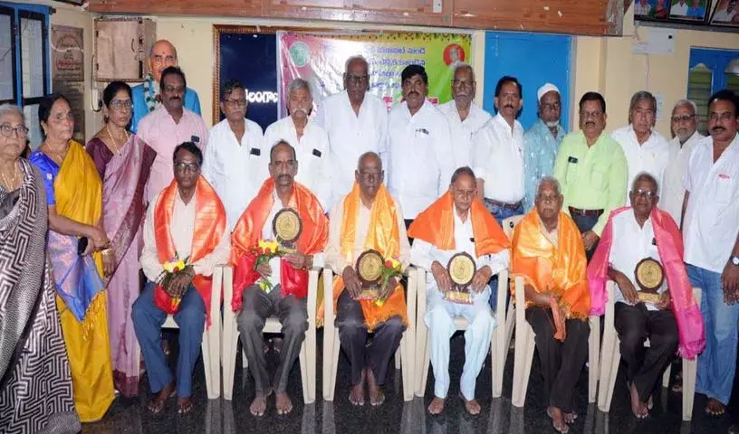 Pensioners की समस्याओं को हल करने की कोशिश होनी चाहिए: रावेला सीतारमैया Pensioners की समस्याओं को हल करने की कोशिश होनी चाहिए: रावेला सीतारमैया