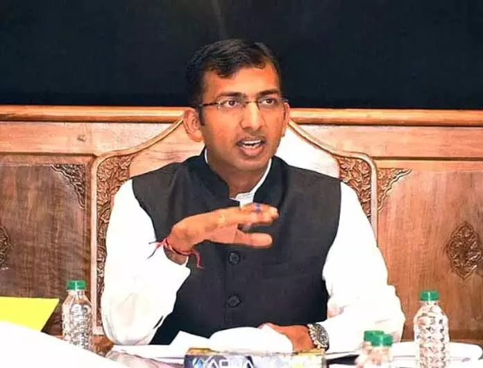 मंडलायुक्त ने Srinagar में यातायात प्रबंधन प्रस्तावों के क्रियान्वयन की समीक्षा की मंडलायुक्त ने Srinagar में यातायात प्रबंधन प्रस्तावों के क्रियान्वयन की समीक्षा की
