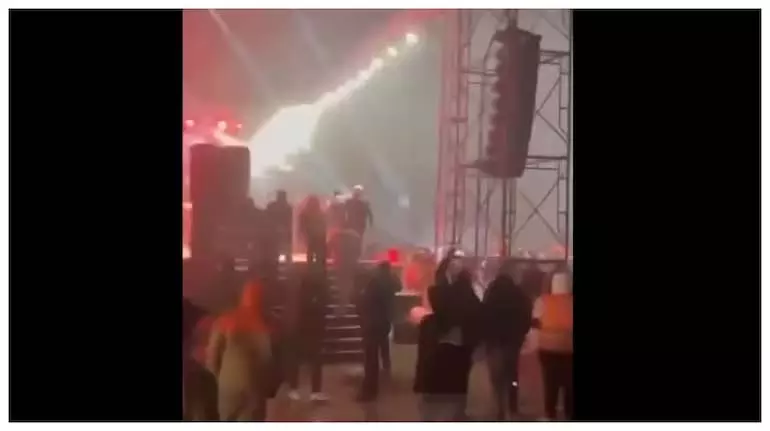 बांग्लादेश में भीड़ के पत्थर फेंकने के बाद Rockstar James का कॉन्सर्ट कैंसिल कर दिया गया बांग्लादेश में भीड़ के पत्थर फेंकने के बाद Rockstar James का कॉन्सर्ट कैंसिल कर दिया गया