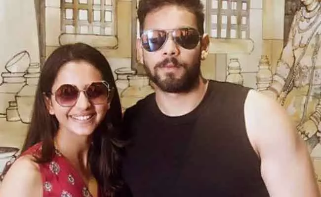 मुसीबत में Rakul Preet सिंह के भाई; ड्रग्स मामले में केस दर्ज, तलाश में जुटी पुलिस मुसीबत में Rakul Preet सिंह के भाई; ड्रग्स मामले में केस दर्ज, तलाश में जुटी पुलिस