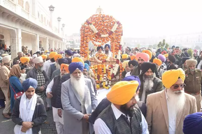 Amritsar में गुरु गोबिंद सिंह की जयंती मनाने के लिए नगर कीर्तन निकाला गया Amritsar में गुरु गोबिंद सिंह की जयंती मनाने के लिए नगर कीर्तन निकाला गया