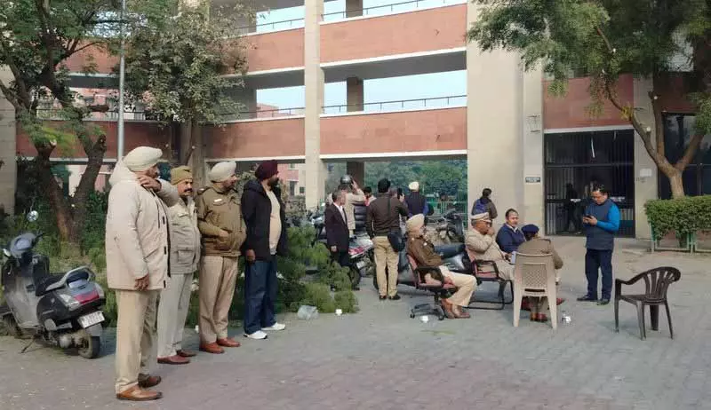 Chandigarh: जिला न्यायालय में बम की धमकी के बाद दहशत Chandigarh: जिला न्यायालय में बम की धमकी के बाद दहशत