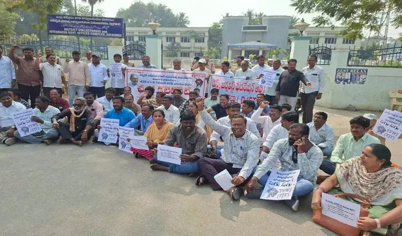 Nalgonda Collectorate के सामने पत्रकारों का विरोध प्रदर्शन Nalgonda Collectorate के सामने पत्रकारों का विरोध प्रदर्शन