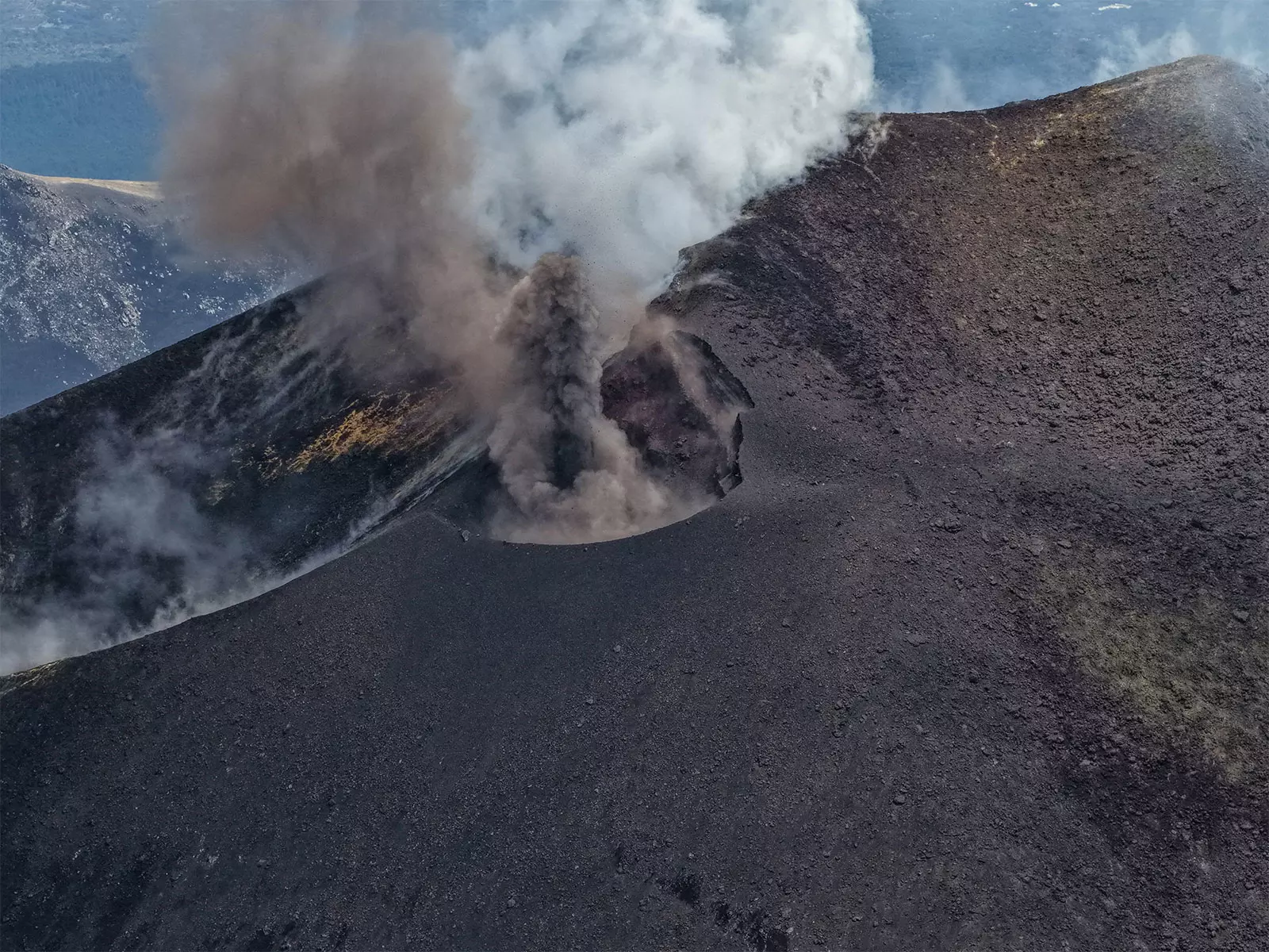 Mount Etna से हल्की राख निकल रही है, सिसिली में छिटपुट विस्फोट हो रहे Mount Etna से हल्की राख निकल रही है, सिसिली में छिटपुट विस्फोट हो रहे