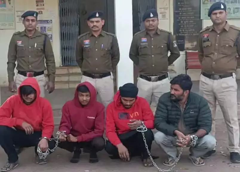 दुर्ग पुलिस ने कार में नशा करते 6 आरोपियों को गिरफ्तार, 2 नाबालिग भी शामिल दुर्ग पुलिस ने कार में नशा करते 6 आरोपियों को गिरफ्तार, 2 नाबालिग भी शामिल