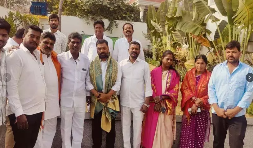 जैनपल्ली के शासक वर्ग ने पूर्व MLA पैला शेखर रेड्डी से मुलाकात की जैनपल्ली के शासक वर्ग ने पूर्व MLA पैला शेखर रेड्डी से मुलाकात की