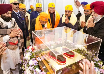 नीतीश कुमार ने Patna साहिब गुरुद्वारे में मत्था टेका नीतीश कुमार ने Patna साहिब गुरुद्वारे में मत्था टेका