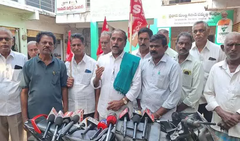 तेलंगाना में बवाल: PACS और DCCB में राजनीतिक नियुक्तियों के खिलाफ प्रदर्शन तेलंगाना में बवाल: PACS और DCCB में राजनीतिक नियुक्तियों के खिलाफ प्रदर्शन