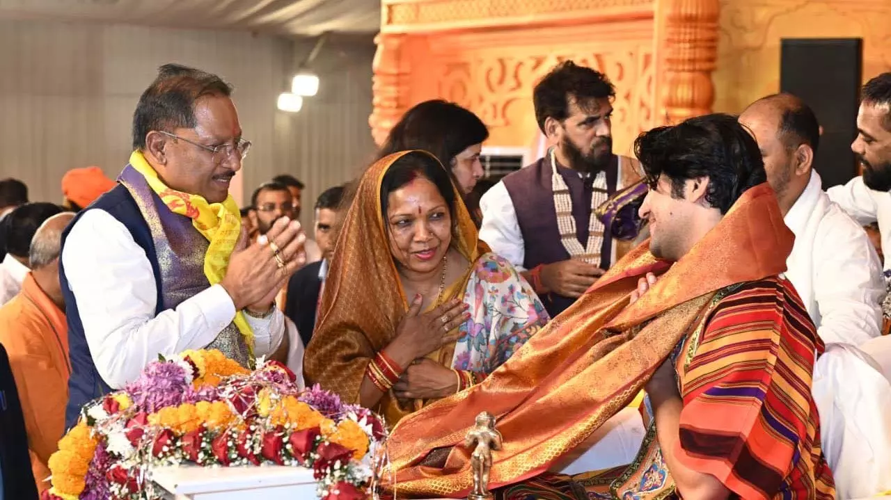 मुख्यमंत्री विष्णुदेव साय और पत्नी कौशल्या साय हनुमंत कथा में हुए शामिल मुख्यमंत्री विष्णुदेव साय और पत्नी कौशल्या साय हनुमंत कथा में हुए शामिल