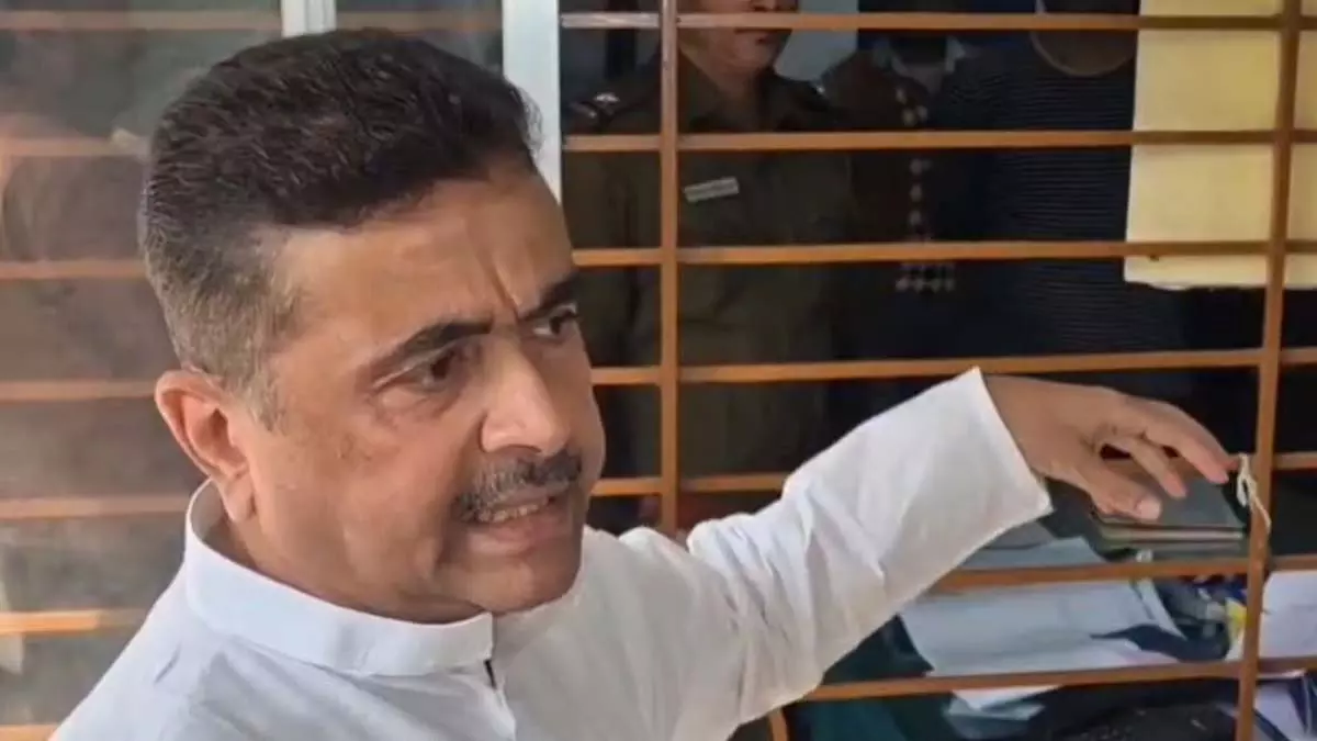 तृणमूल की झांकी में तोड़फोड़ करने के आरोप में BJP कार्यकर्ता गिरफ्तार तृणमूल की झांकी में तोड़फोड़ करने के आरोप में BJP कार्यकर्ता गिरफ्तार