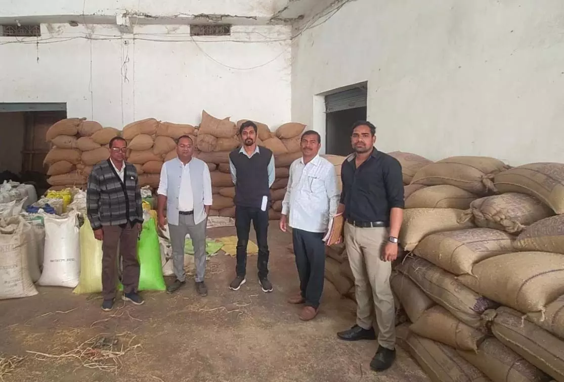 राइस मिलों में छापेमारी, 6,694 बोरा धान और 15,470 बोरा चावल जब्त राइस मिलों में छापेमारी, 6,694 बोरा धान और 15,470 बोरा चावल जब्त