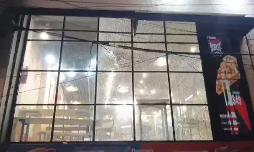 Punjab : Dominos Restaurant पर बाइक सवार हमलावरों ने की ताबड़तोड़ Firing Punjab : Dominos Restaurant पर बाइक सवार हमलावरों ने की ताबड़तोड़ Firing