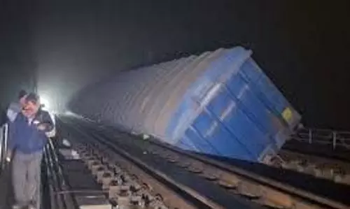 Bihar:भीषण ट्रेन हादसा, मालगाड़ी के 3 डिब्बे नदी में गिरे Bihar:भीषण ट्रेन हादसा, मालगाड़ी के 3 डिब्बे नदी में गिरे