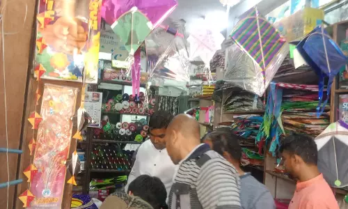 रायपुर के पतंग दुकानों में निगम की छापेमारी, चाइनीज मांझा जब्त रायपुर के पतंग दुकानों में निगम की छापेमारी, चाइनीज मांझा जब्त