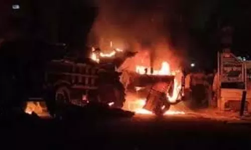 Jhansi: शराब पीने से रोके जाने पर शराबी लोगों ने ट्रैक्टर में लगा दी आग Jhansi: शराब पीने से रोके जाने पर शराबी लोगों ने ट्रैक्टर में लगा दी आग