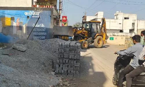रायपुर : सड़क किनारे सीएन्डडी वेस्ट रखने पर निगम ने लगाया जुर्माना