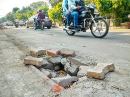 Ludhiana: NH-44 पर डार्क स्पॉट और टूटे सीवर कवर से यात्रियों को खतरा